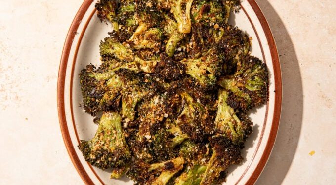 Crispy Smashed Broccoli with Nutritional Yeast