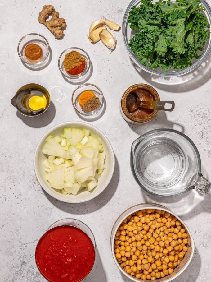 chickpeas, canned tomatoes and kale in bowls