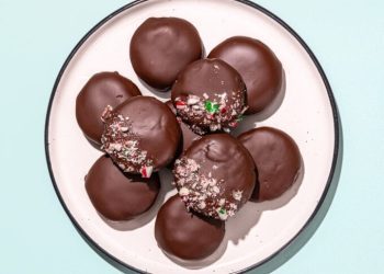 Easy Almond Flour Thin Mint Cookies (vegan!)