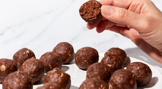 10 Minute Chocolate Protein Balls (vegan)